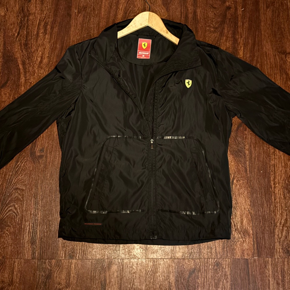 SCUDERIA FERRARI MEN'S HOODED FULL ZIP
WINDBREAKER RAIN JACKET US SIZE M